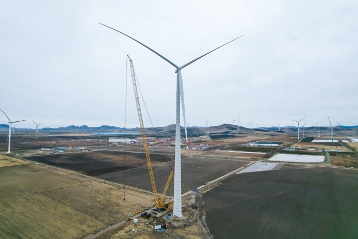 高空之巔，再鑄榮光！XLC18000M助力大型風電場首臺185米風機成功吊裝