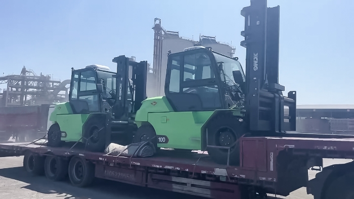 從室內(nèi)到室外，24小時(shí)不停歇！徐工孔雀叉車扎根新疆鋼材廠