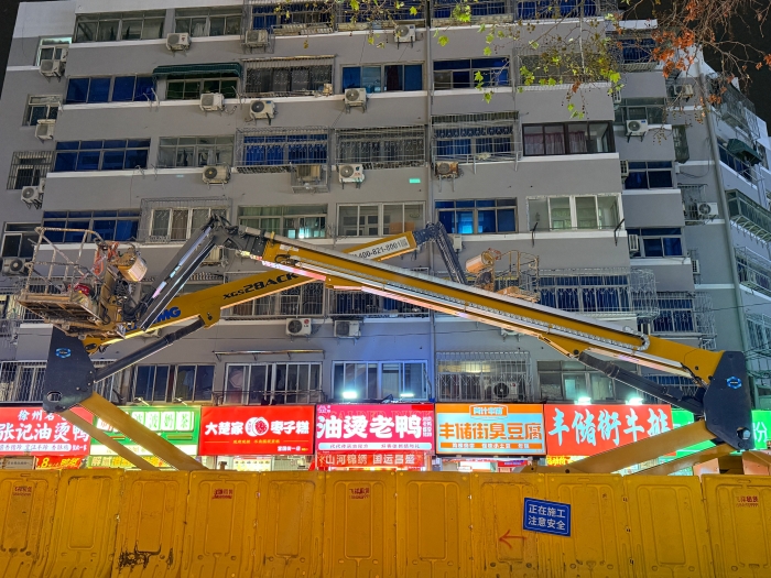 穿街過巷的“改造藝術(shù)家”！徐工電動直臂高空作業(yè)平臺精準(zhǔn)施技豐儲街改造