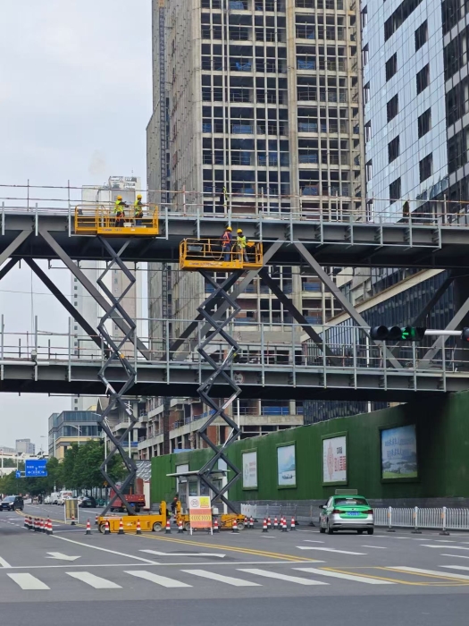 小巧身手大作為！徐工剪叉車助力市政橋梁煥新顏