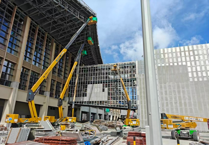 聯(lián)合作戰(zhàn)！徐工鋰電高機(jī)編隊(duì)亮相三亞機(jī)場(chǎng)