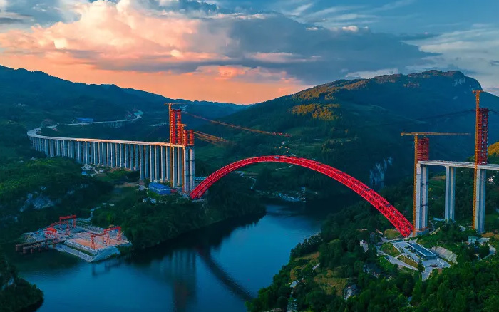 1834米，震撼合龍！ 徐工塔機(jī)助力中國(guó)再造世界級(jí)基建