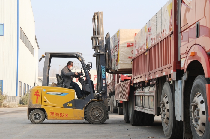 硬核實(shí)力賦能生產(chǎn)！徐工叉車批量進(jìn)駐菏澤板材廠顯身手