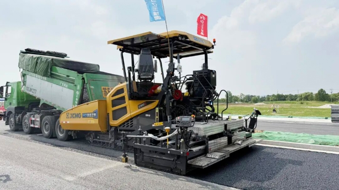 瀝青智造再升級(jí)！無(wú)人攤鋪技術(shù)助力常熟昆承路瀝青路面智能建造