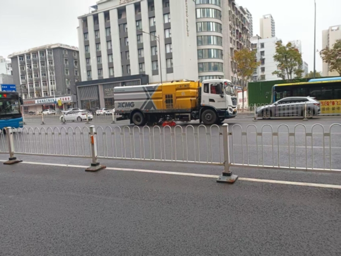 六年品質(zhì)見證硬核實力，徐工18噸洗掃車獲當?shù)乜蛻酎c贊！