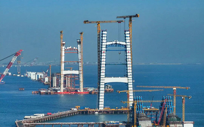 超級(jí)工程，徐工“雙塔”助力封頂！