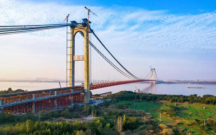 一橋飛架南北！徐工塔機(jī)助力世界級(jí)工程燕磯長(zhǎng)江大橋順利合龍